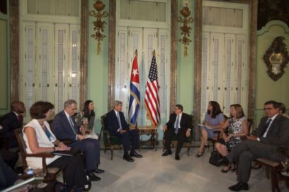 Kerry visita Cancillería cubana