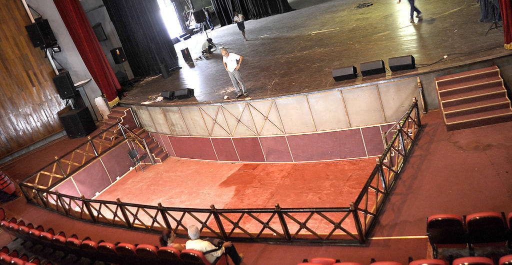 El foso, casi listo, prontamente acogerá a los músicos de las orquestas acompañantes. Foto: Roberto Carlos Medina