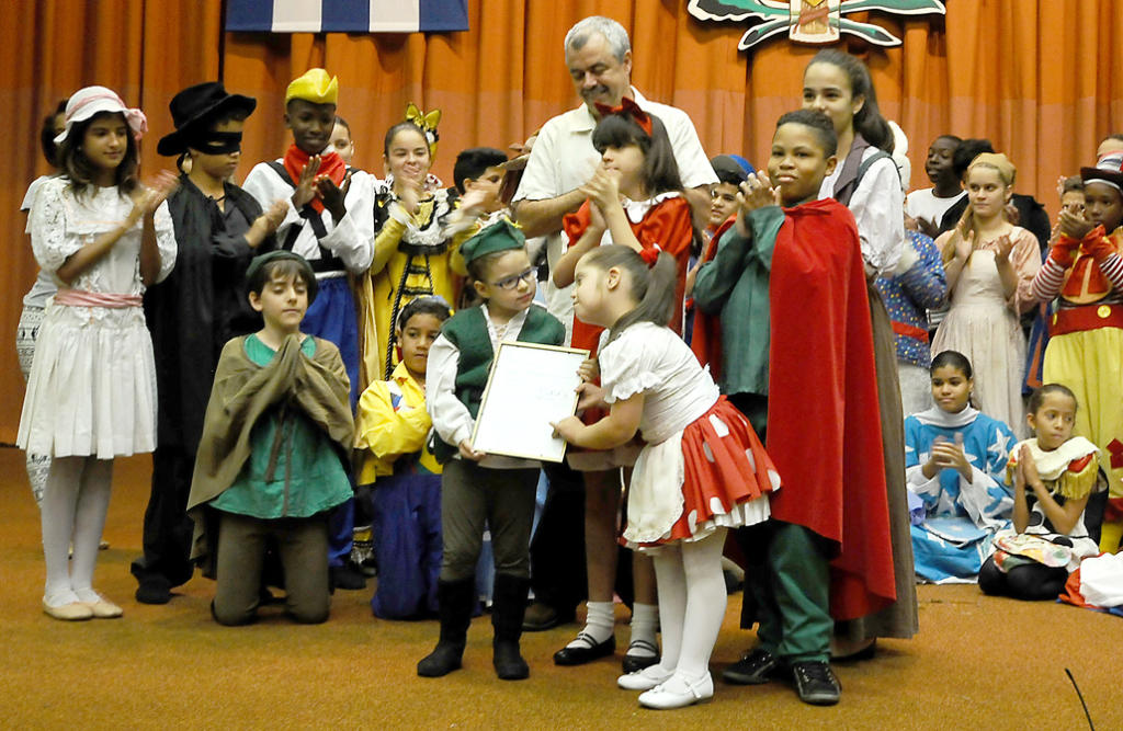La Compañía La Colmenita durante una de sus actuaciones en el Lázaro Peña. Ahora tendrá a su cargo el espectáculo de reapertura de la sala como parte del evento Habanarte. Foto: Roberto Carlos Medina