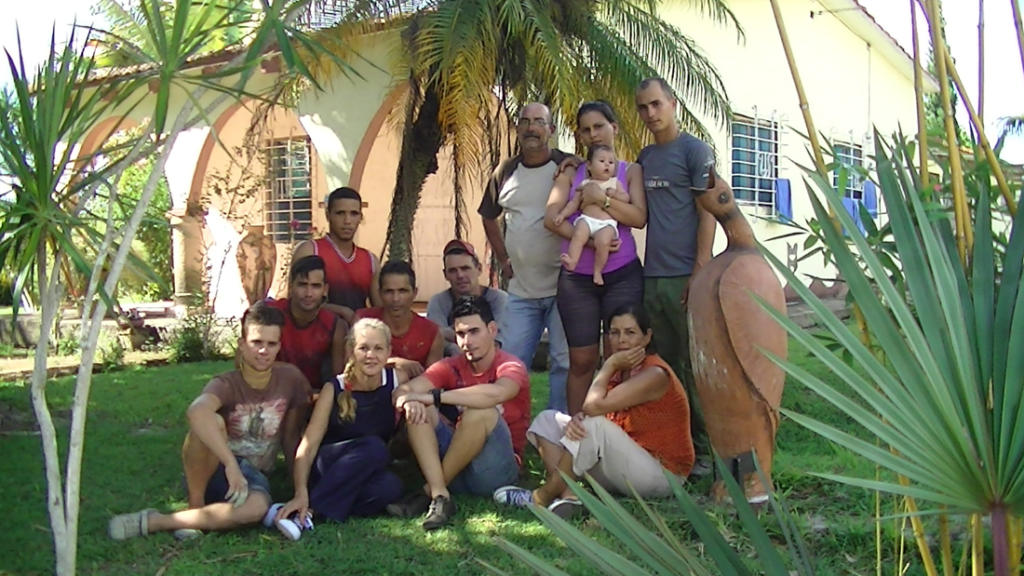 La familia. De pie, al centro, Héctor Correa junto a su nieta Dali. En el extremo inferior derecho Odalys. Foto: Jorge Rivas