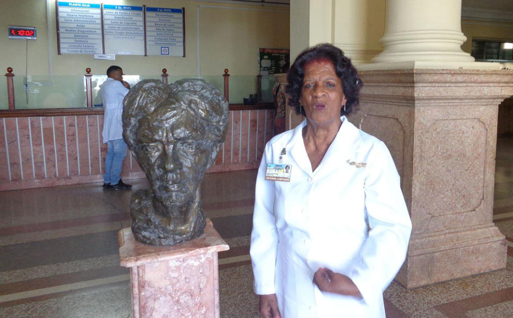 Regina vive orgullosa de ser descendiente de Mariana Grajales Cuello y de trabajar en un centro de salud que honra su nombre