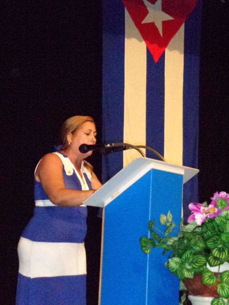 Durante la celebración Tania Díaz Bermúdez, secretaria general de la CTC en Camagüey, exhortó a los presentes a mantener la unidad para poder escribir más páginas gloriosas como la CNOC. Foto: Gretel Díaz Montalvo