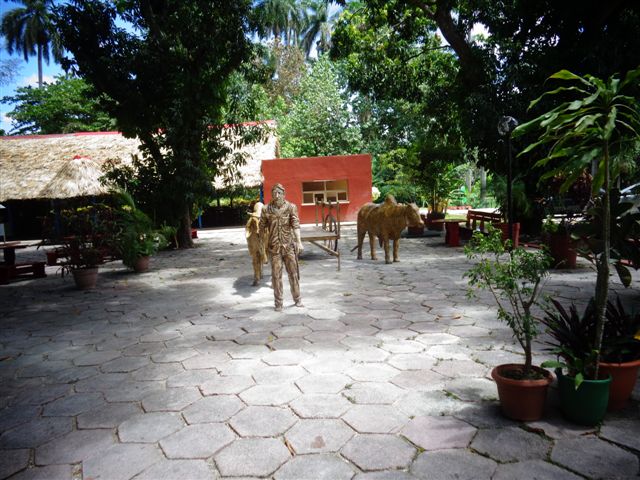 Motivos campesinos creados por los artistas del territorio decoran la instalación. Foto: Lourdes Rey