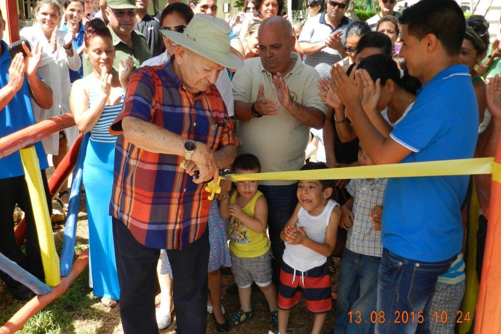 El Comandante de la Revolución Guillermo García Frías y el presidente de la Acaa en Cárdenas y director del grupo de creación artística Vigía, Mauricio González Artiles, en el momento de cortar la cinta que dejó inaugurado el parque Nené Traviesa. Foto: Carlos Alberto Rodríguez Delgado