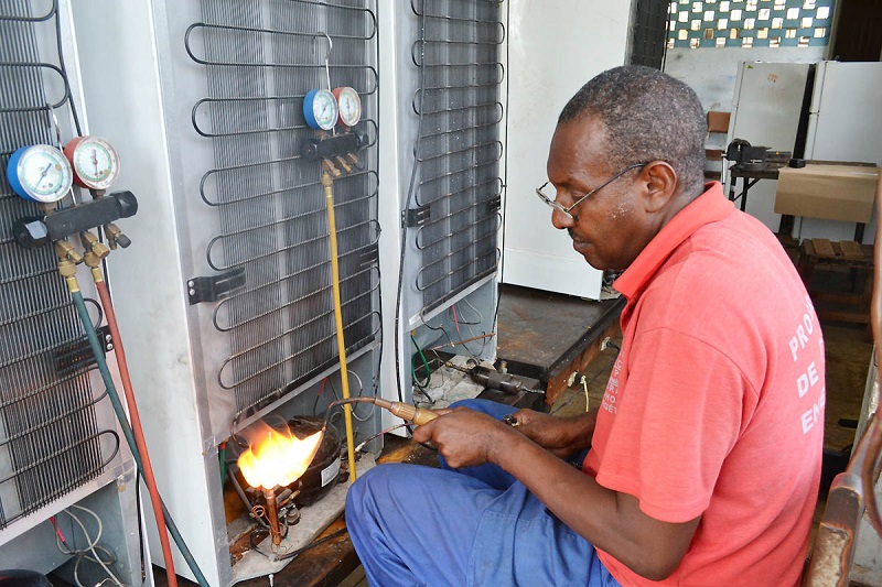 Talleres de reparaciones de refrigeradores Haier de La Habana.Municipio Plaza de la Revolución. La Habana. Foto Eddy Martin Díaz.