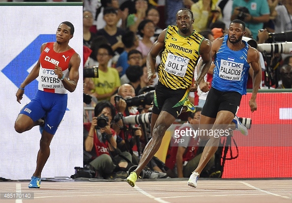 Roberto Skyers (izquierda) entró segundo del tercer heat clasificatorio, por detrás de Usain Bolt. Foto: AFP.