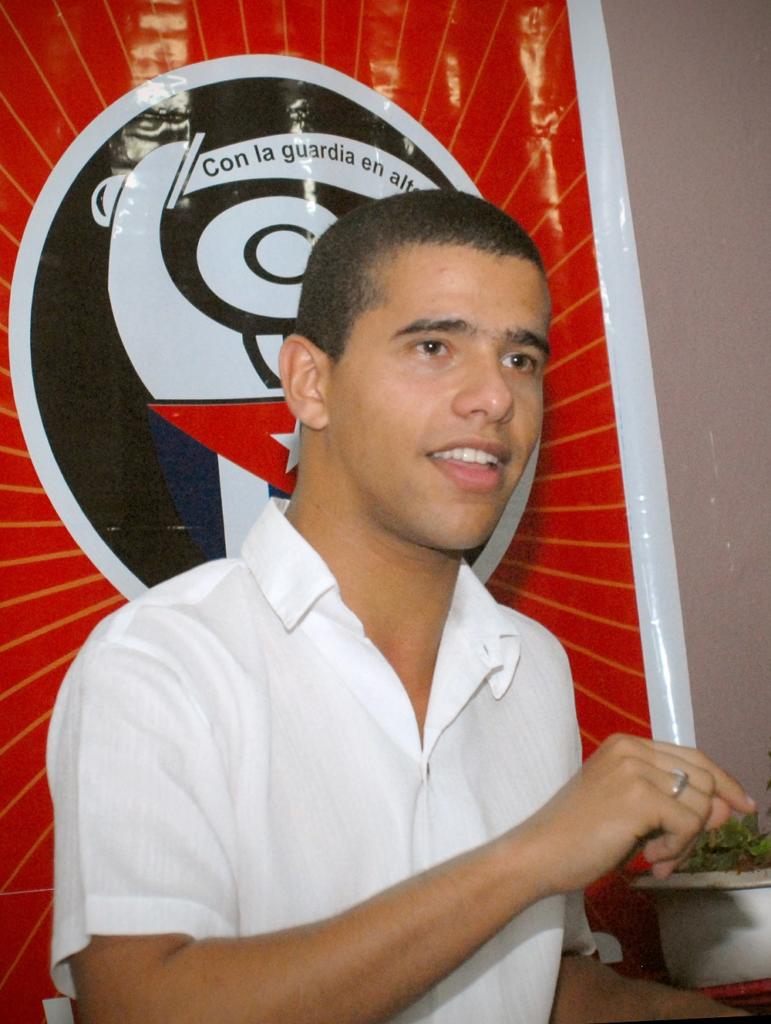 Hay que tomar de la mano a esa persona e inculcarle que te sientes bien en la tarea que realizas, señala el joven cederista Mario Fuentes Montes.  Foto: Heriberto González Brito