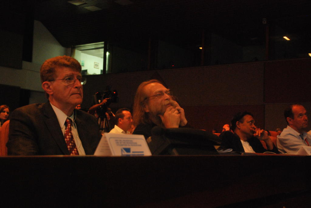 De izquierda a derecha profesores Mijail Rocco y Nadrian Seeman.