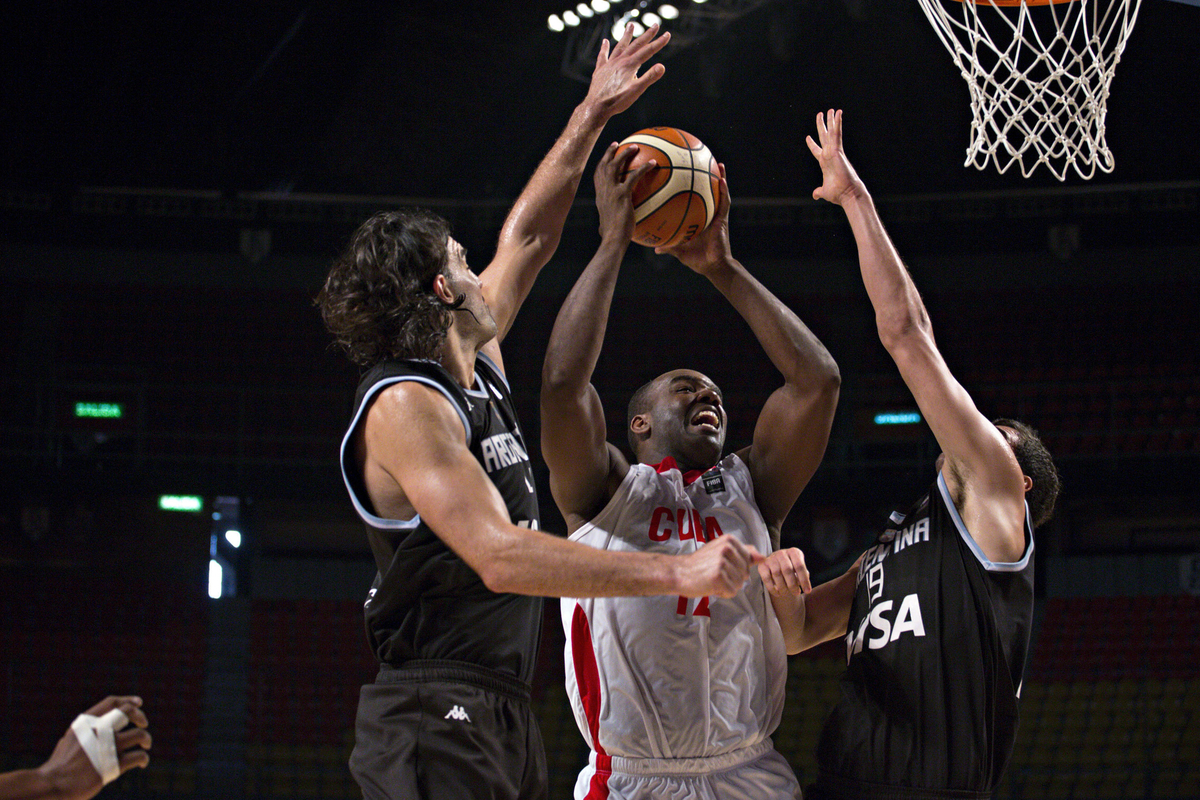 Cuba no pudo aguantar el empuje argentino en la segunda mitad del choque y cedió por cuarta ocasión en el certamen. Foto: Ernesto Pérez.