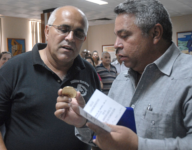 Ulises Guilarte entrega el Sello Aniv 75 de la CTC a Carlos Rafael Miranda, coordinador nacional de la CTC. Foto- Agustín Borrego Torres
