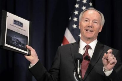 Gobernador de Arkansas visita Cuba al frente de una delegación comercial