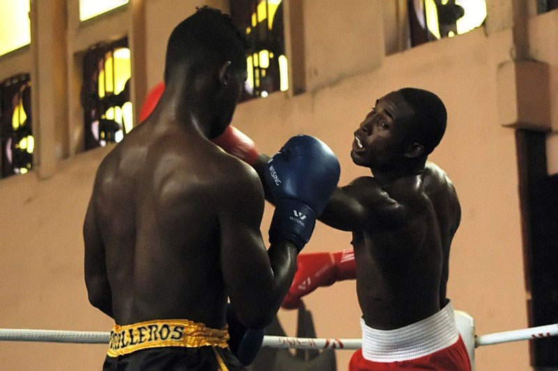 Julio César La Cruz dominó en toda la línea a Ernevadi Begué. Foto: César A. Rodríguez.