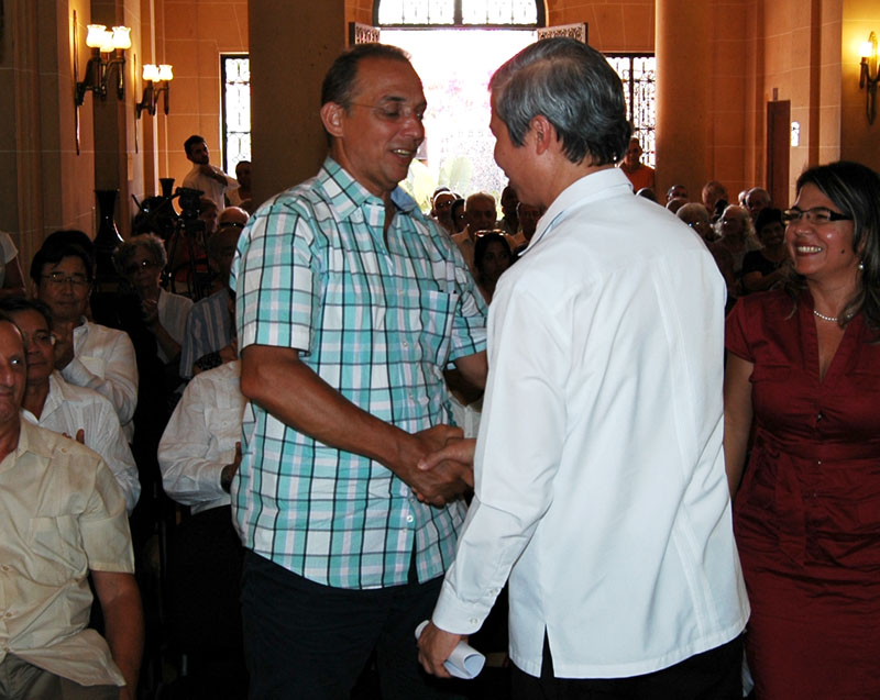 1 de Septiembre del 2015 en la Casa de la Amistad se celebró el 70 Aniversario de la Independencia de Viet-Nam.En la Imágen momentos en que despues de pronunciar unas palabras el Embajador de Viet-Nam señor Duong Minh estrecha la mano de nuestro Heroe Antonio Guerrero que se encontraba en el lugar como invitado.Fotos:César A. Rodriguez.