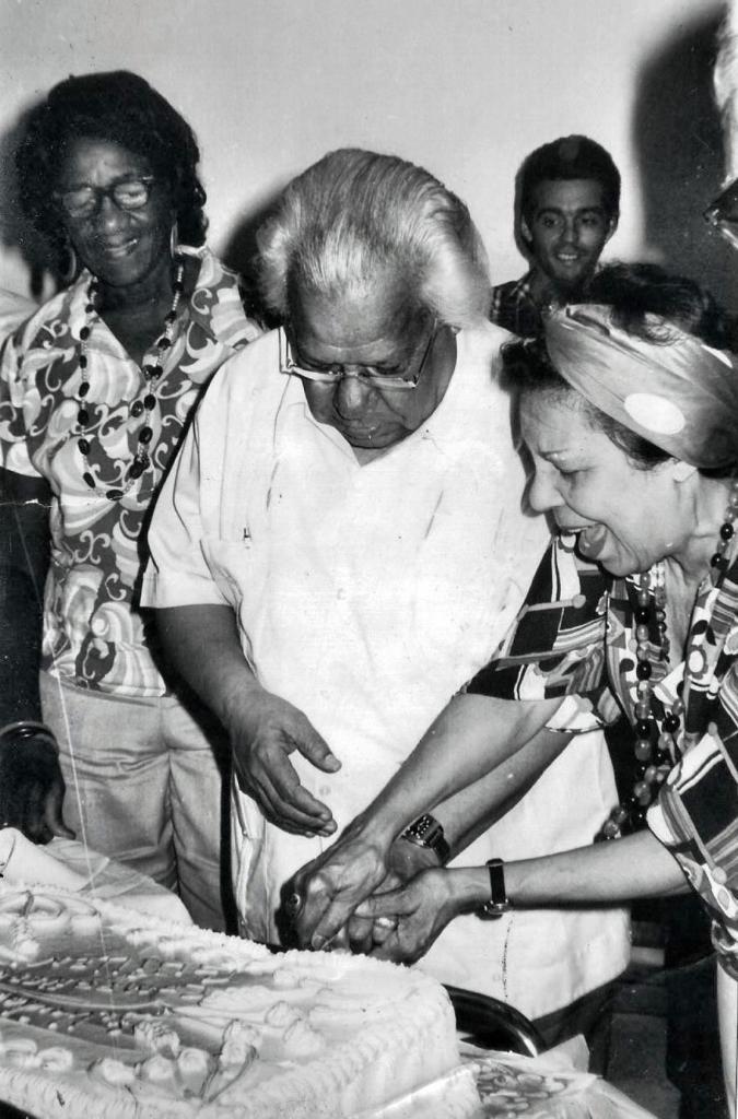 Con Rosa que corta cake de cumpleaños.