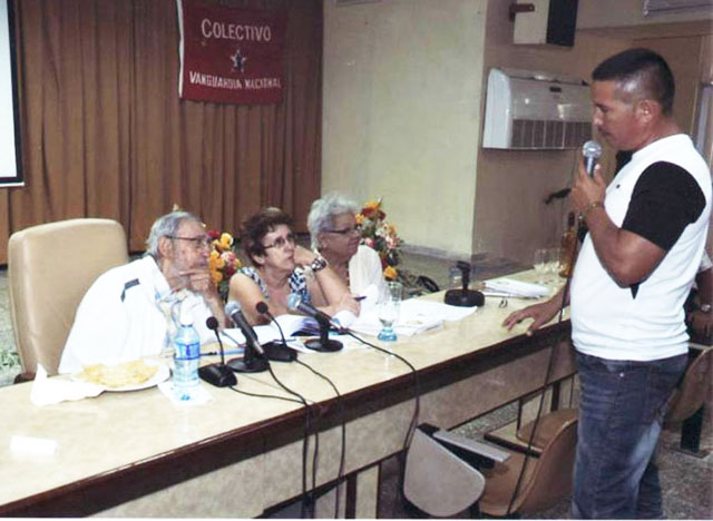 Aramís tuvo la oportunidad de explicarle al compañero Fidel Castro la disposición de los queseros de Morón de continuar diversificando las producciones y defender la calidad. Foto: Estudios Revolución