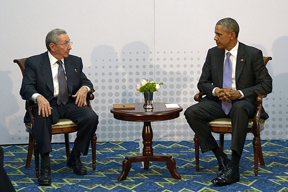 Los presidentes Raúl Castro y Barack Obama durante su conversación histórica en la Cumbre de las Américas, en Panamá, 2015. Foto: EFE