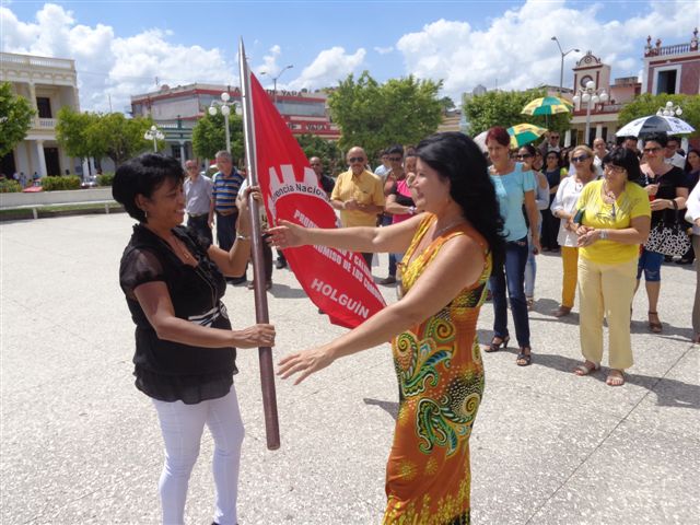Entrega de la bandera a la delegación de Holguín a la Conferencia del Sindicato de Comunicaciones. Foto de Manuel Valdés