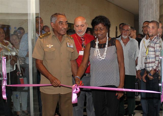 Varias actividades han conformado el programa técnico de la Convención. En la foto, el Héroe de la República de Cuba, Arnaldo Tamayo Méndez, y la máster arquitecta Mercedes Elesther Savigne, presidenta de la Unaicc, cortaron la cinta que dejó inaugurada la Expoferia asociada.