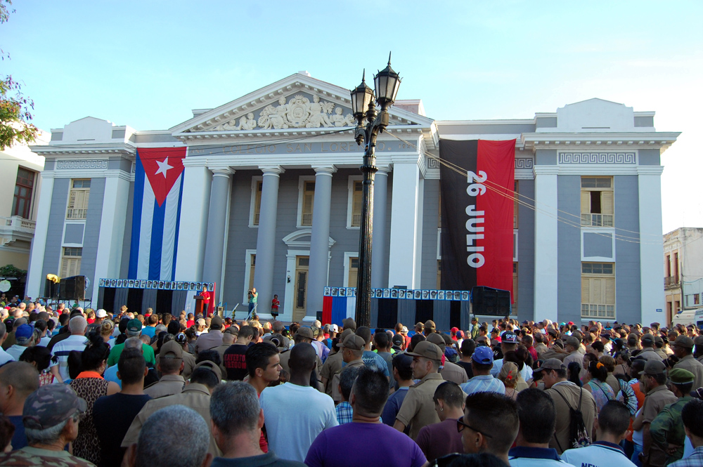 La población cienfueguera participó masivamente en el acto. Foto: Modesto Gutiérrez, AIN.