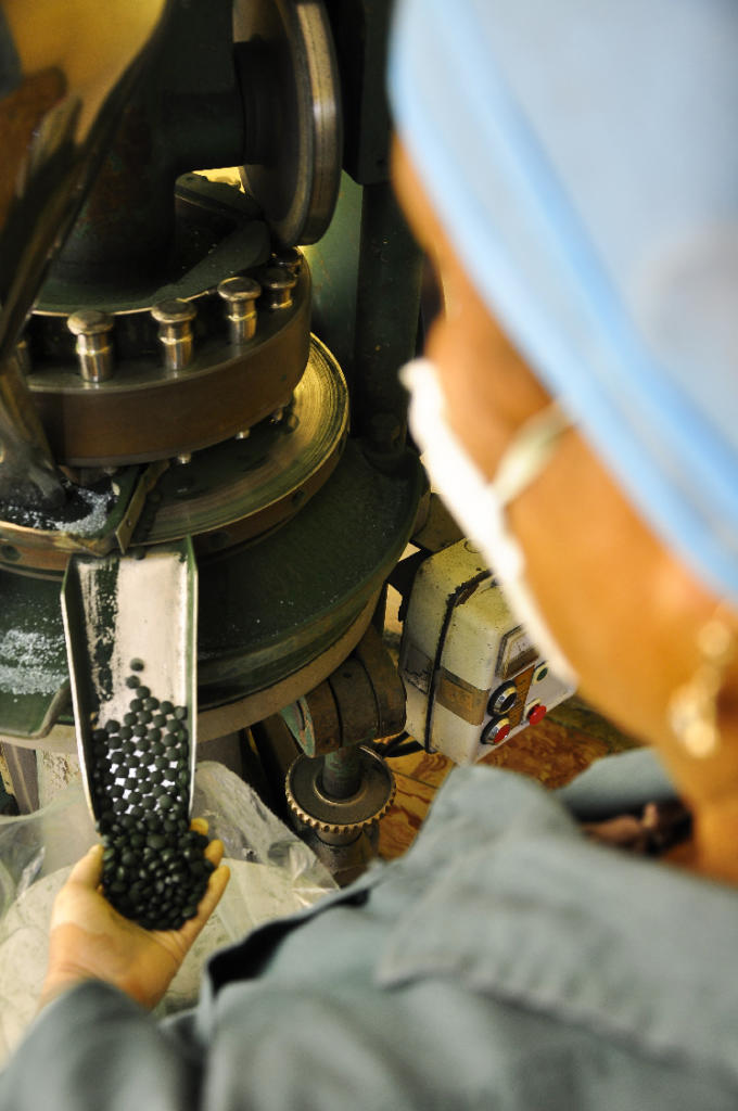 En la planta se realiza la troquelación del polvo de Spirulina para hacer las tabletas. Foto: Cristian Domínguez