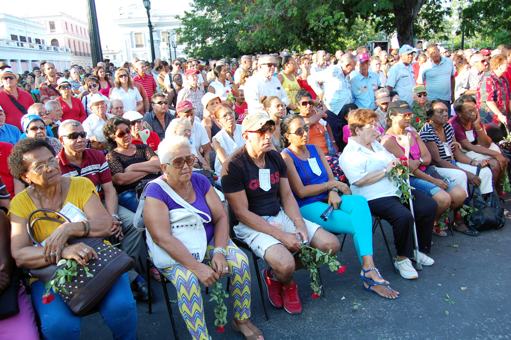 Familiares de los caídos en las acciones del 5 de Septiembre de 1957 estuvieron presentes en el homenaje. Foto: Modesto Gutiérrez, AIN.