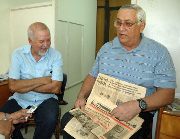Francisco, a la derecha, muestra uno de los periódicos que publicó amplia información sobre los experimentos realizados. Foto: César A. Rodríguez.