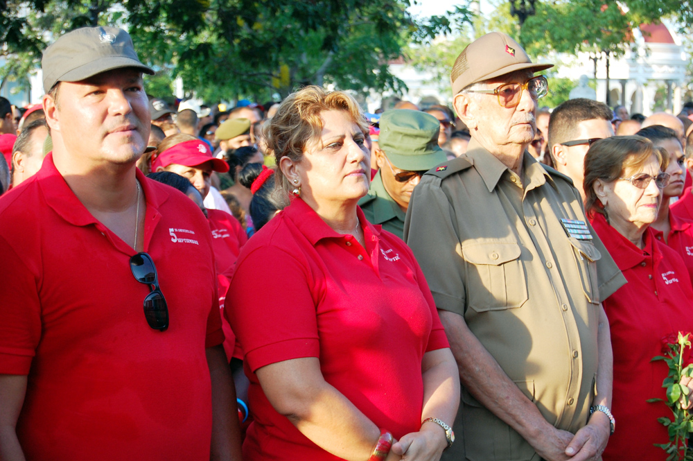 Ramón Labañino, Héroe de la República de Cuba; Lidia Esther Brunet, primera secretaria del PCC en Cienfuegos, y el Comandante del Ejército Rebelde Julio Camacho Aguilera presidieron el acto. Foto: Modesto Gutiérrez, AIN.