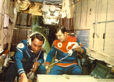 La nave cósmica pilotada Soyuz 38 se acopló al complejo orbital Saliut-6-Soyuz 37, a bordo del cual permanecieron trabajando durante una semana Yuri Romanenko y Arnaldo Tamayo, junto a los cosmonautas soviéticos Leonid Popov y Valeri Riumin.