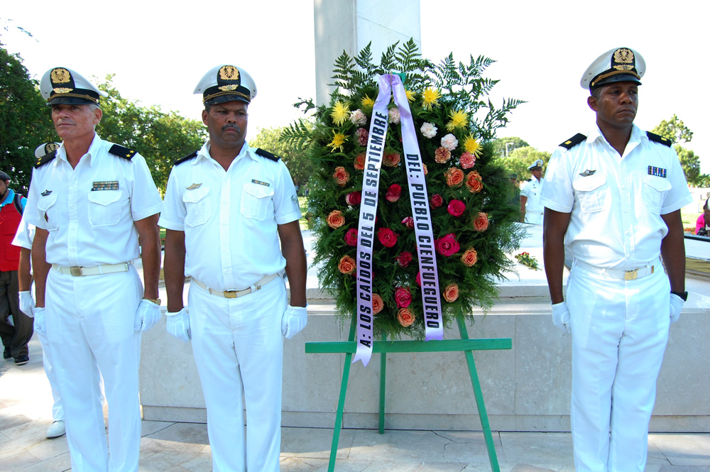 Homenaje a los civiles y marineros caídos en la acción en el obelisco que perpetúa la memoria de ellos. Foto: Modesto Gutiérrez, AIN.