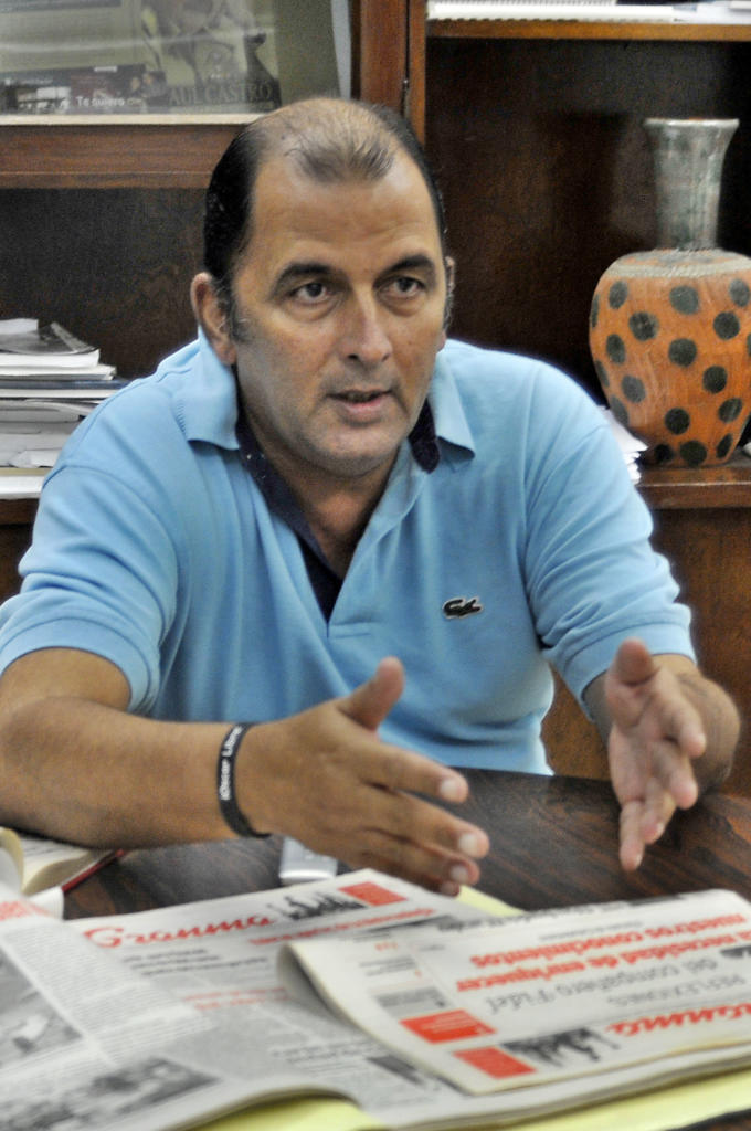 Cuando consideraron que las respuestas de los organismos e instituciones no satisfacían o impedían un fluido diálogo con la población, el periódico introdujo su opinión con la coletilla, explica Oscar Sánchez Serra, subdirector. Foto: José R. Rodríguez Robleda.