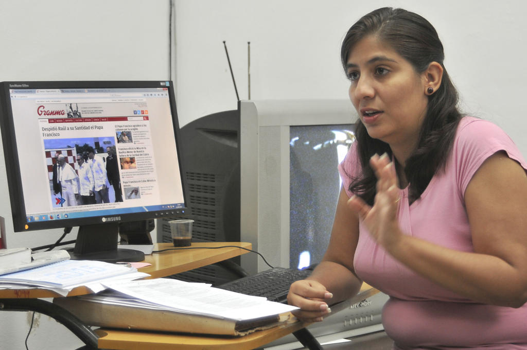 Los comentarios de la web y las cartas de los lectores, son una vía muy fuerte de alimentación para poder acercar las agendas públicas y mediáticas, parte de los grandes reclamos del periodismo en Cuba, asevera Karina Marrón González, subdirectora. Foto: José R. Rodríguez Robleda