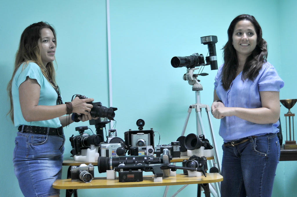 Las fotorreporteras Yaimí Ravelo y Anabel Díaz, de izquierda a derecha. Foto: José R. Rodríguez Robleda.