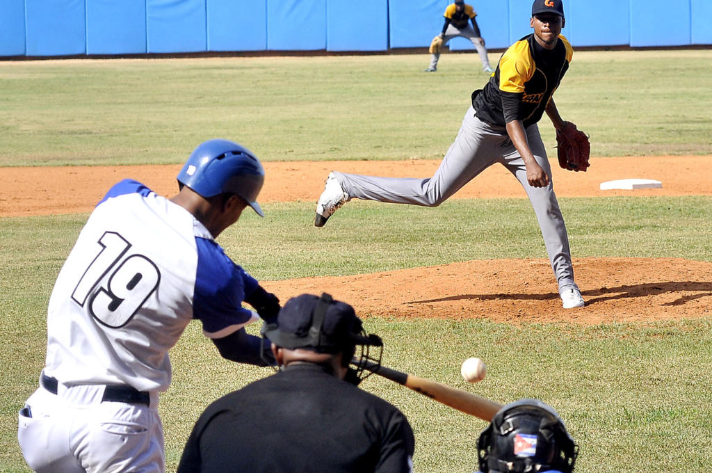 Lourdes Gurriel, uno de los posibles jugadores cubanos al torneo Premier 12. Foto: josé Raúl Rodríguez Robleda.