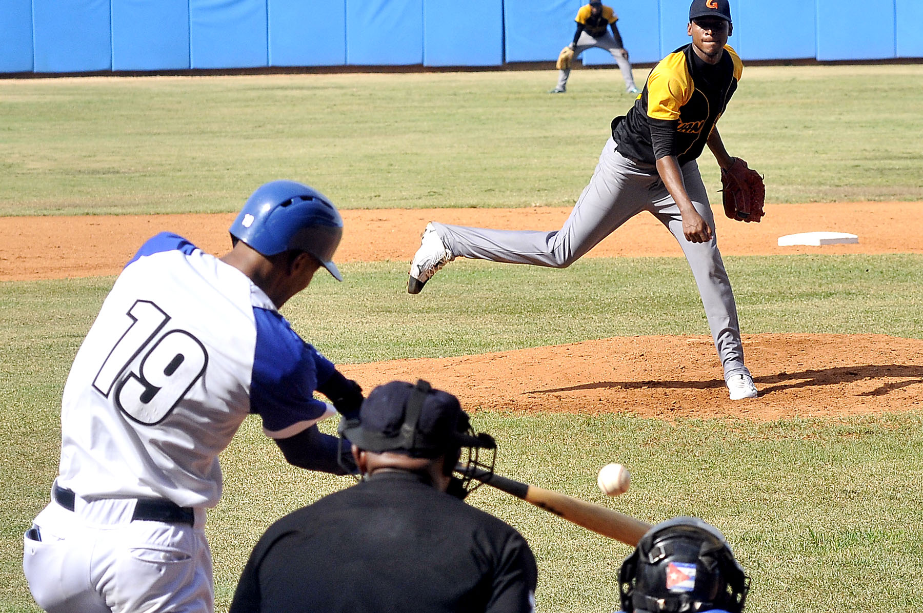 Lourdes Gurriel, uno de los posibles jugadores cubanos al torneo Premier 12. Foto: josé Raúl Rodríguez Robleda.