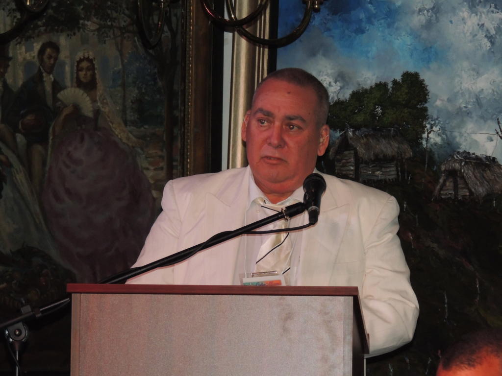 José Manuel Pérez Andino, presidente de la Asociación Cultural Yorubá de Cuba, interviene en el foro celebrado recientemente en Miami.