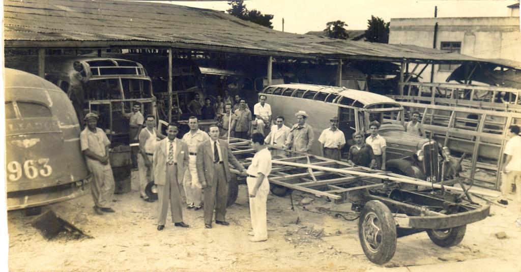 En primer plano, al centro, José María Pérez Capote durante uno de sus frecuentes intercambios con los trabajadores.