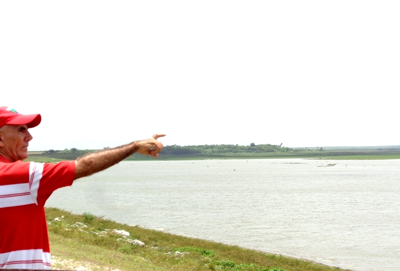 Juan muestra el deplorable panorama de la presa Gramal. Foto: Jorge Pérez Cruz