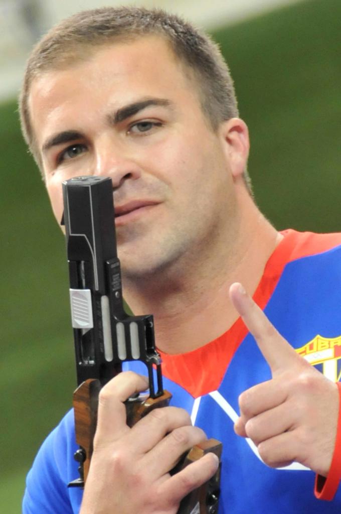 Primer Oro de la delegacion cubana tiro deportivo pistola rapida Leuris Pupo con 34 puntos.