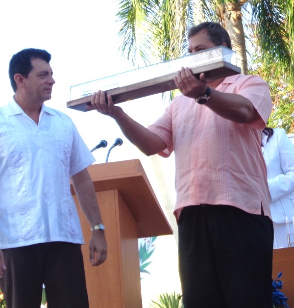 Ariel Santana Santiesteban, miembro del Comité Central del Partido, entrega la condecoración a Ramón Labañino.