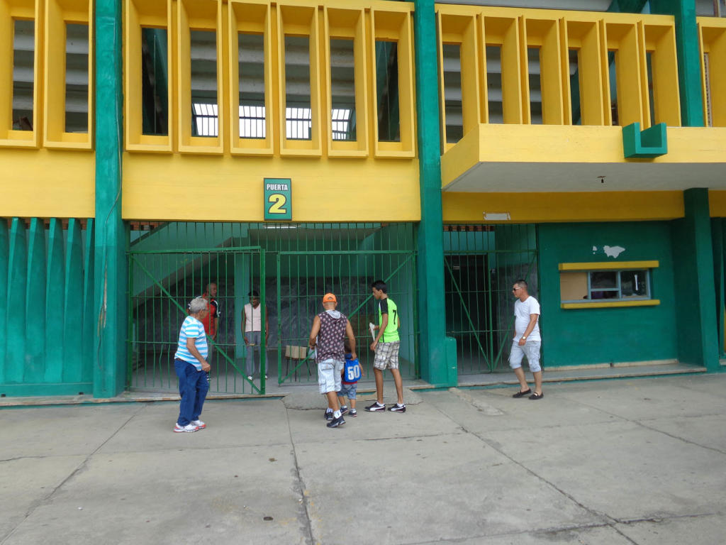 De la mano de su padre, un pequeño viene a ver la pelota