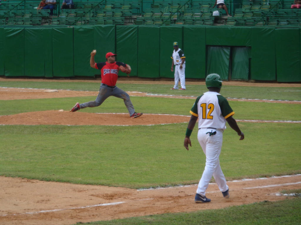 Donal en tercera base y Alberto Bicet en la lomita. Un recuerdo de que la Serie Nacional 55, una de las más jóvenes de los últimos años, depende mucho de sus veteranos jugadores para llenar estadios. 