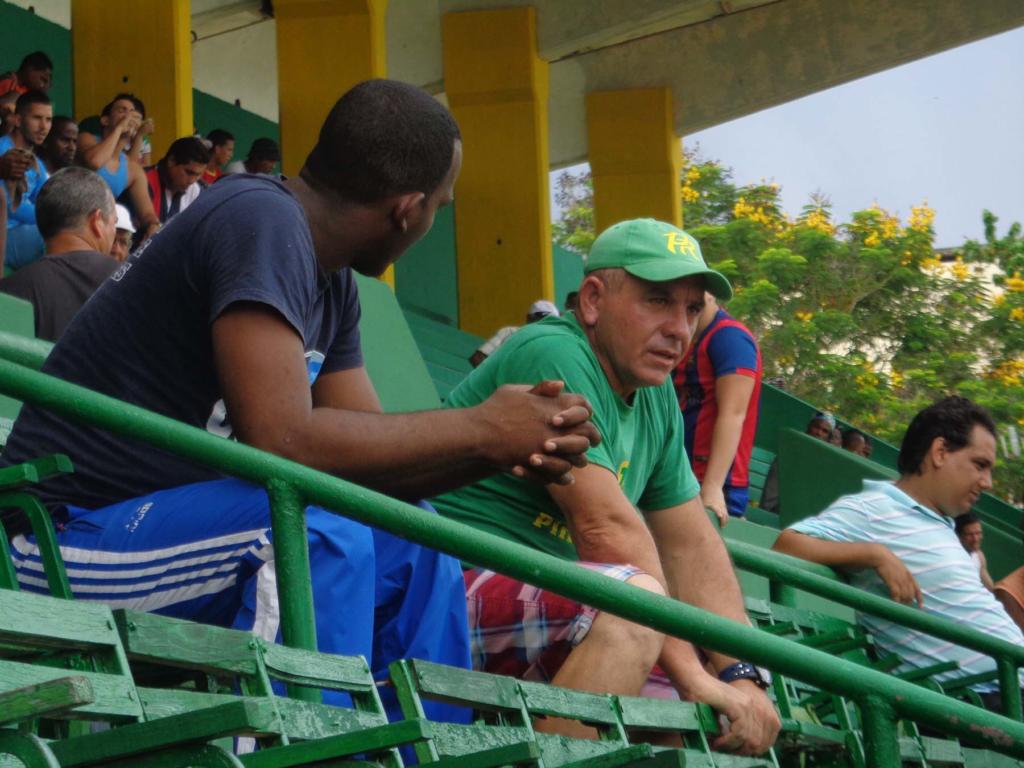 Aunque no son muchos, como se quisiera, algunos aficionados portan ropa con la identificación de su equipo