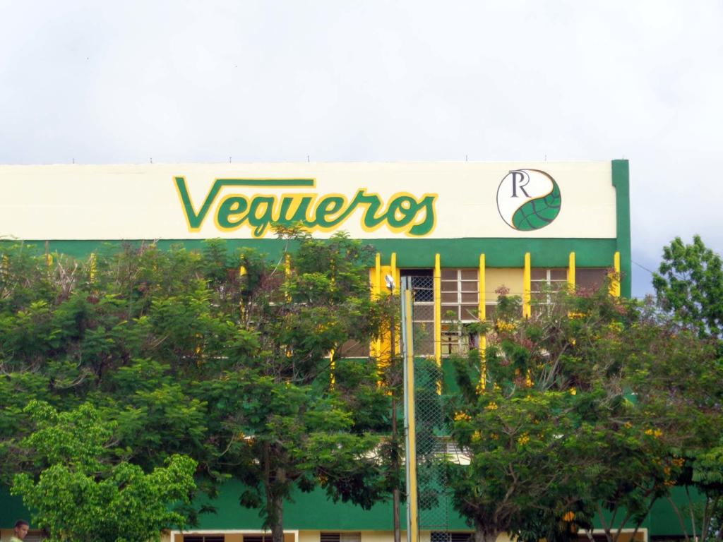 Los aficionados esperan por el cambio en el nombre del conjunto desde hace mucho tiempo. Esperemos que de manera oficial regrese el nombre de histórico de Vegueros, como muestra la parte superior de la Sala Polivalente 19 de Noviembre. 