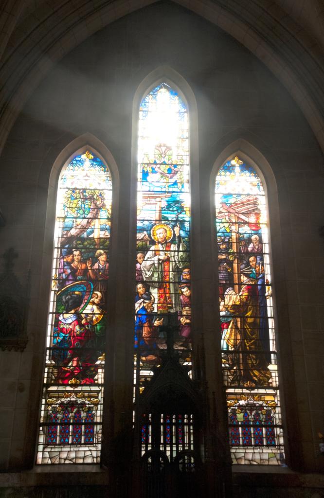 Conjunto de vitrales que representan a San Francisco Javier (1506-1552) miembro de la orden jesuita, considerado patrono de las misiones católicas en el mundo. Se encuentra en la planta baja de la Iglesia de Reina, zona dedicada a los santos de la Compañía de Jesús. Foto: Roberto Carlos Medina