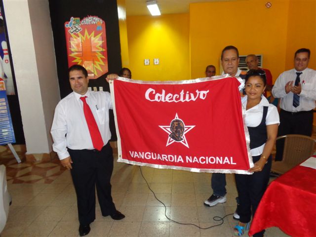Representantes de La Bolera, de Holguín, recibieron la bandera de Vanguardia Nacional. Foto: Manuel Valdés