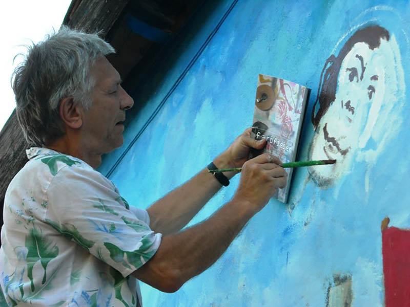 En la foto el artista alemán Klaus Klinger, mientras restauraba el mural Tengo fe en el destino. Foto: Leyanet Abreu