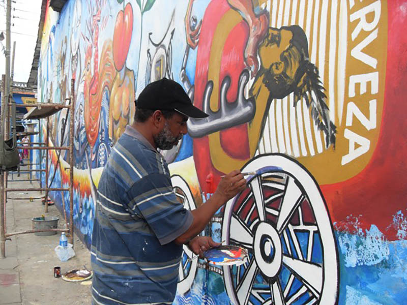 En la foto el artista cubano Luis Contino, mientras restauraba el mural Tengo fe en el destino. Foto: Leyanet Abreu