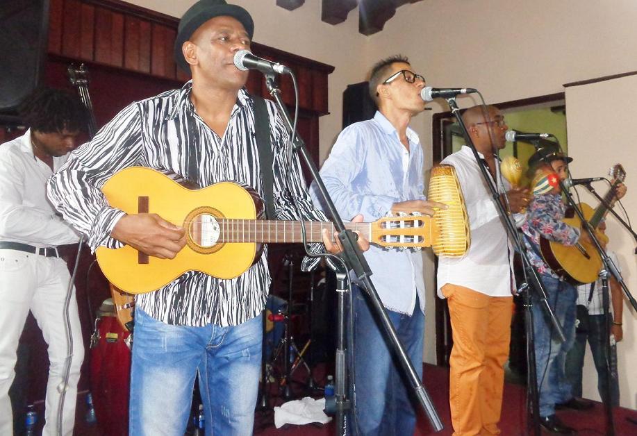 En la Casa de la trova de Santiago de Cuba el Septeto santiaguero celebró la nominación al Grammy junto a músicos que intervinieron en Tributo a Los Compadres-No quiero llanto. Foto: Betty Beatón Ruiz