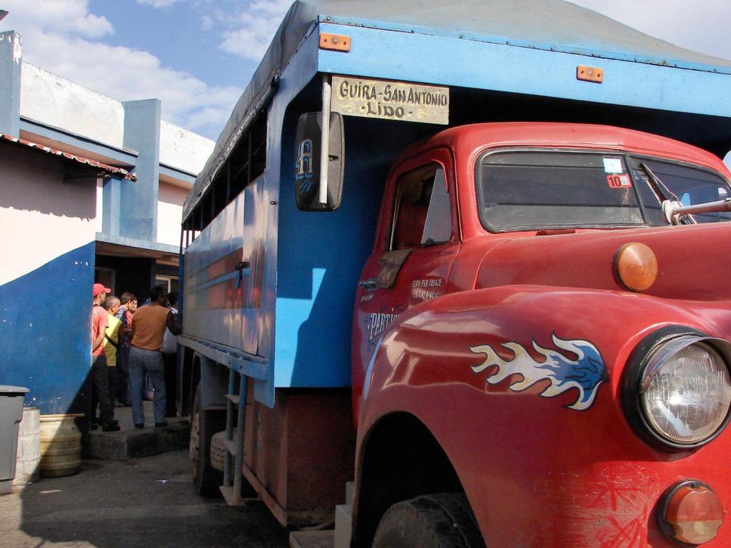 Nuevas legislaciones sobre los licencias de taxis. C Habana. 27 de octubre de 2010. Foto: Agustín Borrego Torres. REALIZADA:27/10/2010 FUENTE:TRABAJADORES FOTOGRAFO:BORREGO TORRES, AGUSTIN OBSERVACIONES:MATERIA/TRANSPORTES/CAMIONES