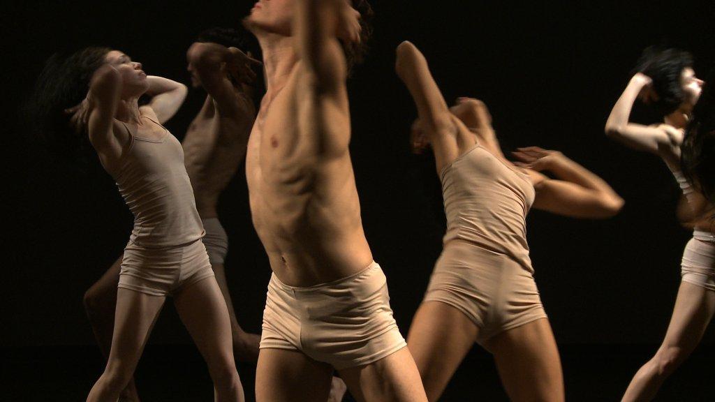 Una de las mejores opciones de la programación de este fin de semana fue la presentación en la sede de Danza Teatro Retazos del espectáculo Posible Imposible, coproducción entre la compañía que dirige Isabel Bustos y la agrupación sueca Memory Wax. Los bailarines de Retazos asumen con singular entrega la intensa coreografía de Miguel Ascue, que multiplica los convencionales espacios de representación. Gracias al uso creativo de las nuevas tecnologías, se instaura un entramado complejo y caleidoscópico, como la vida misma. La pieza, estrenada hace algún tiempo, ha recibido el aplauso unánime del público y la crítica.